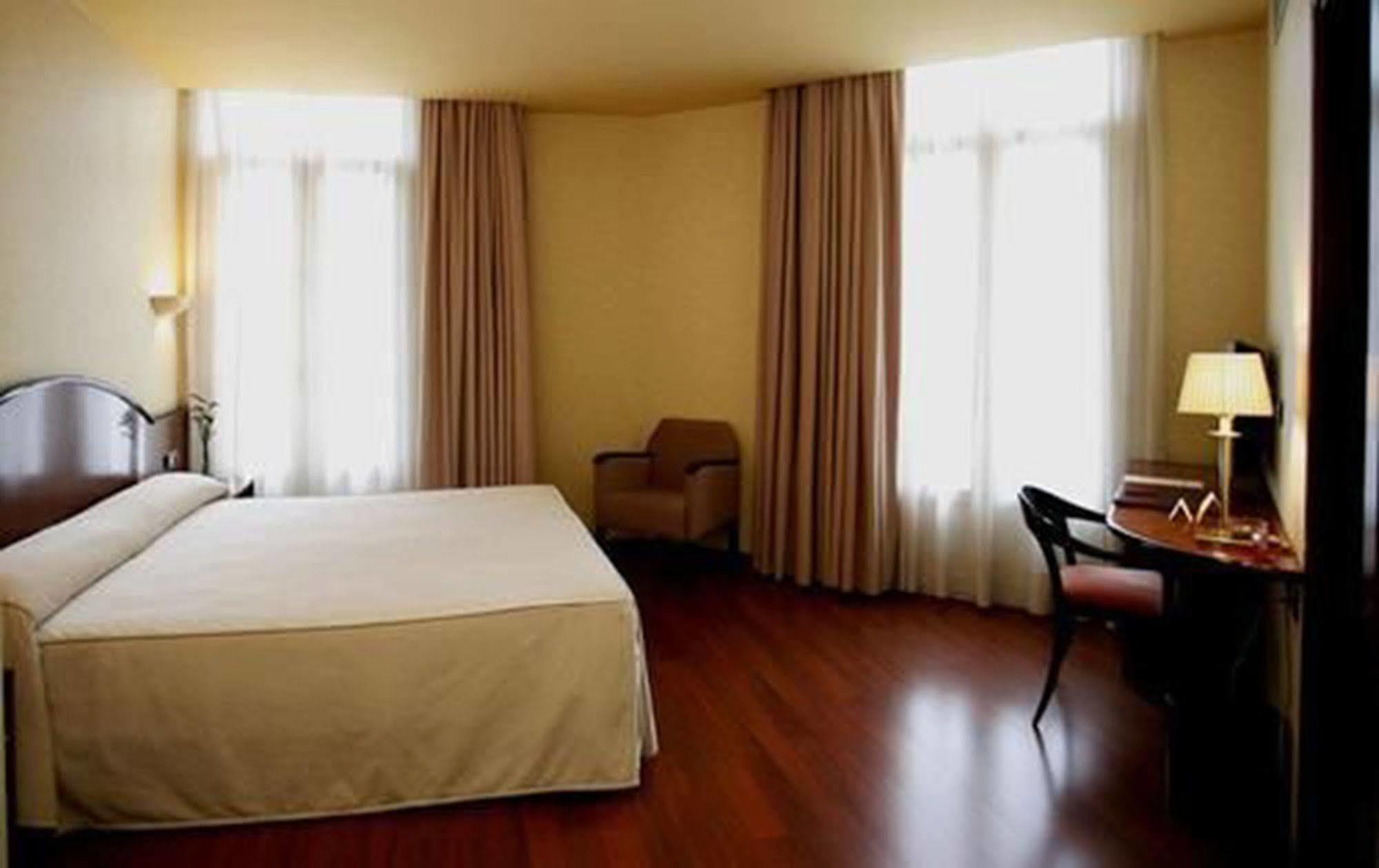 卡利多尼安酒店 巴塞罗那 客房 照片